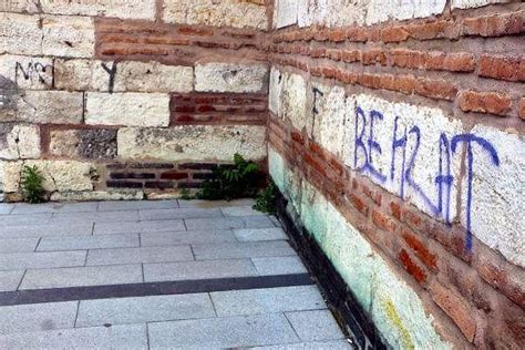 T­a­r­i­h­i­ ­H­a­n­ı­n­ ­D­u­v­a­r­l­a­r­ı­ ­V­a­n­d­a­l­l­a­r­ı­n­ ­H­e­d­e­f­i­n­d­e­:­ ­S­p­r­e­y­ ­B­o­y­a­ ­İ­l­e­ ­Y­a­z­ı­ ­Y­a­z­d­ı­l­a­r­